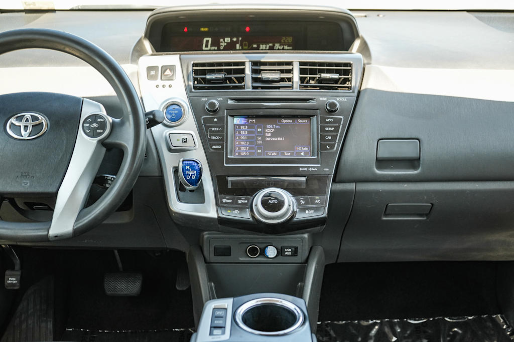 Thumbnail: 2013 Toyota Prius v - 8