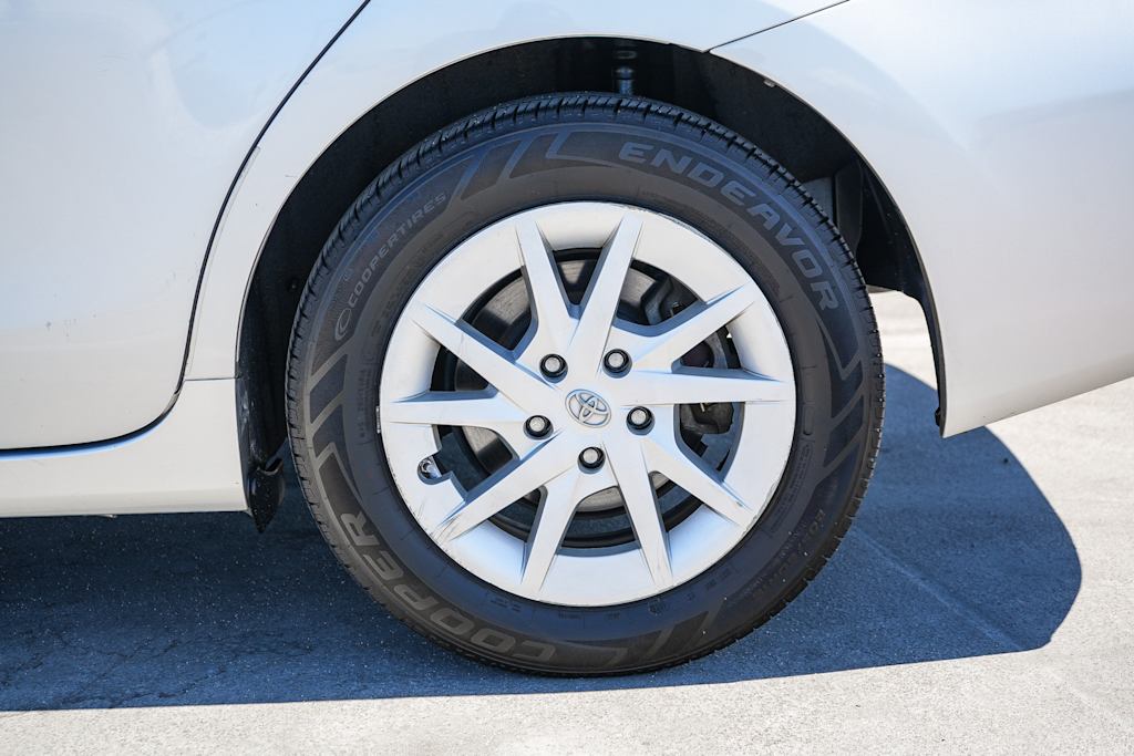 Thumbnail: 2013 Toyota Prius v - 6