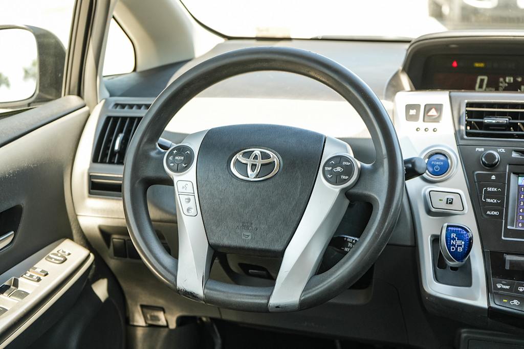 Thumbnail: 2013 Toyota Prius v - 12
