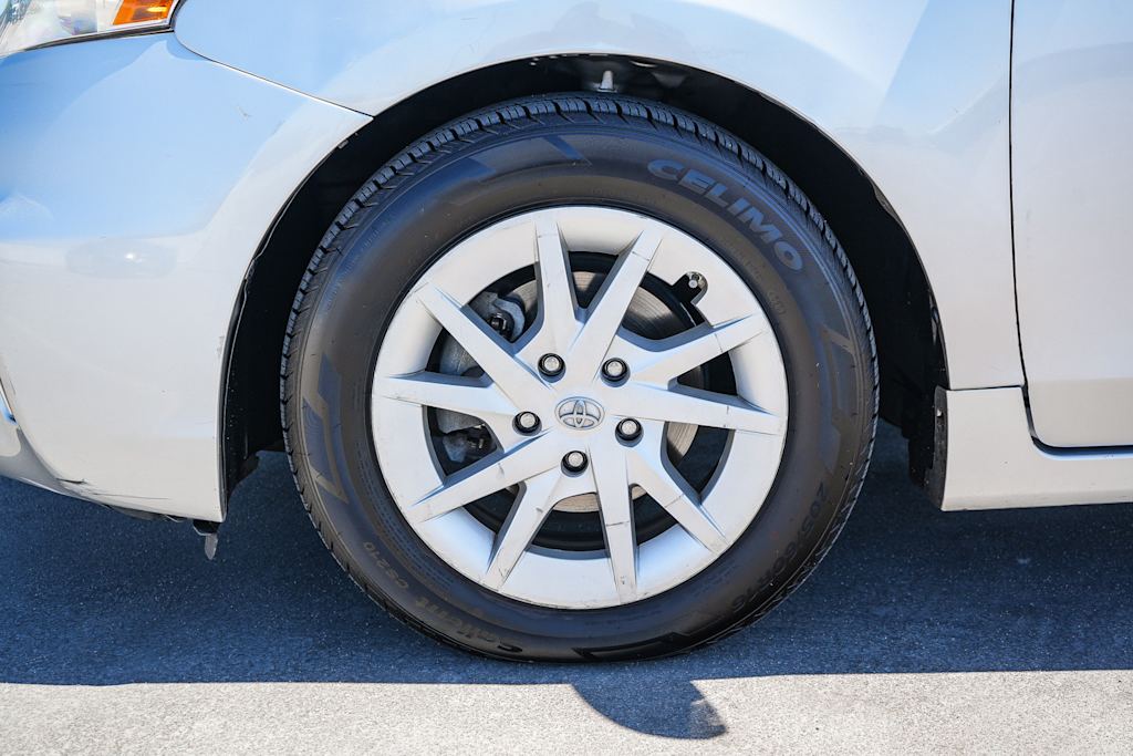 Thumbnail: 2013 Toyota Prius v - 22
