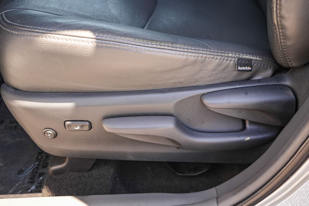 Thumbnail: 2013 Toyota Prius v - 23