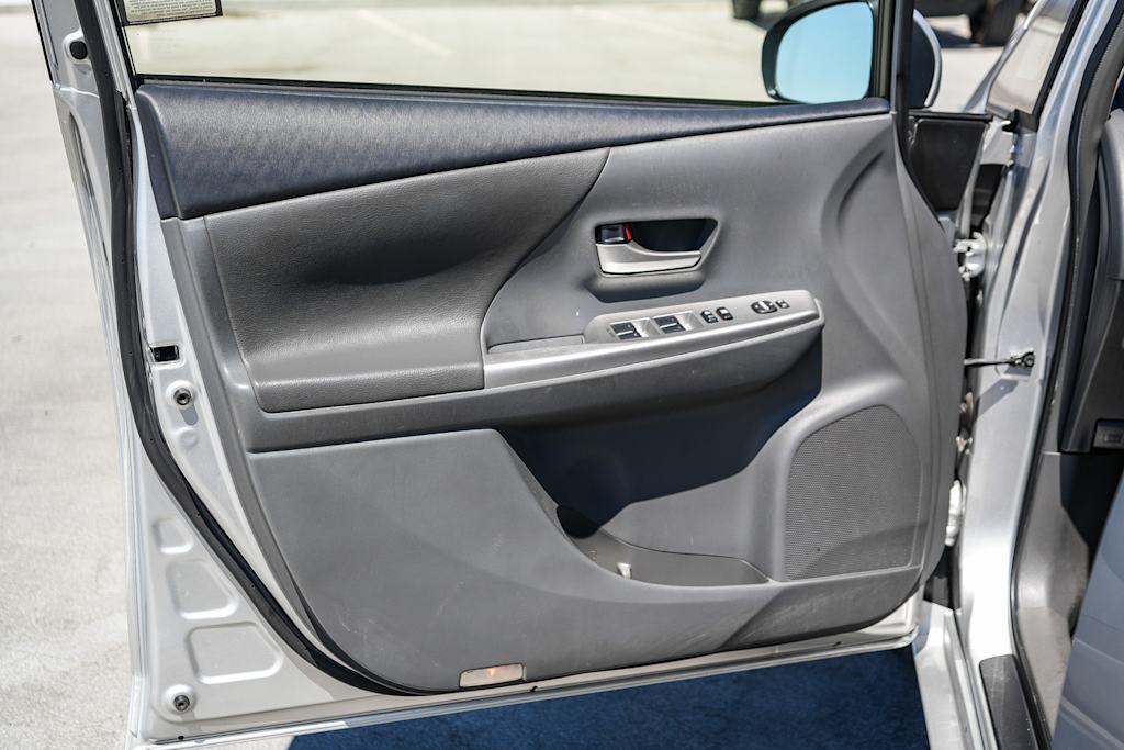 Thumbnail: 2013 Toyota Prius v - 24