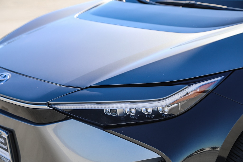 Thumbnail: 2023 Toyota bZ4X - 18