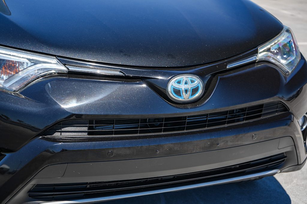 Thumbnail: 2018 Toyota RAV4 - 19