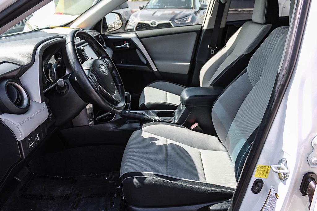 Thumbnail: 2016 Toyota RAV4 - 11