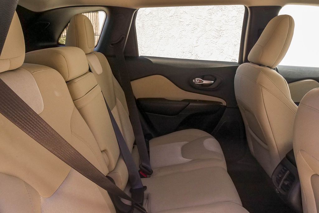 Thumbnail: 2016 Jeep Cherokee - 10