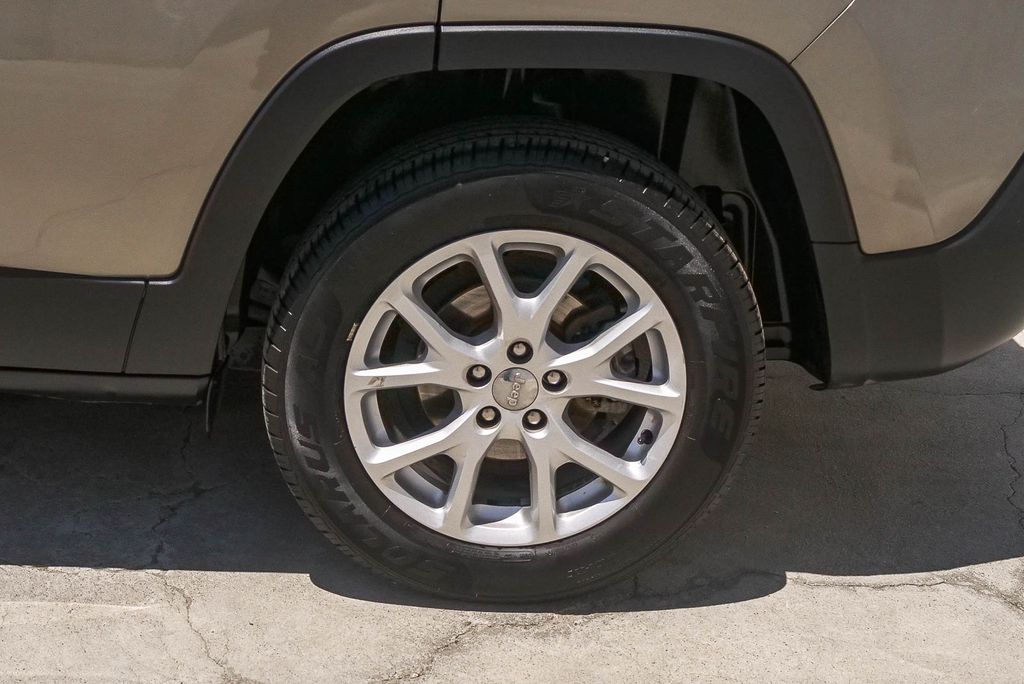 Thumbnail: 2016 Jeep Cherokee - 18