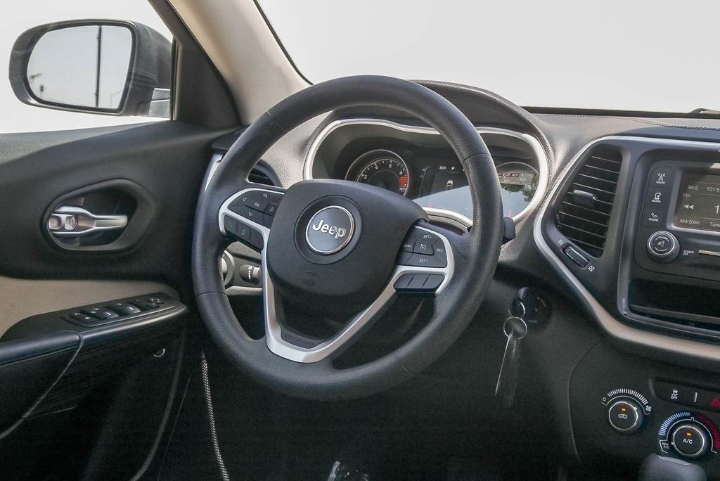 Thumbnail: 2016 Jeep Cherokee - 11