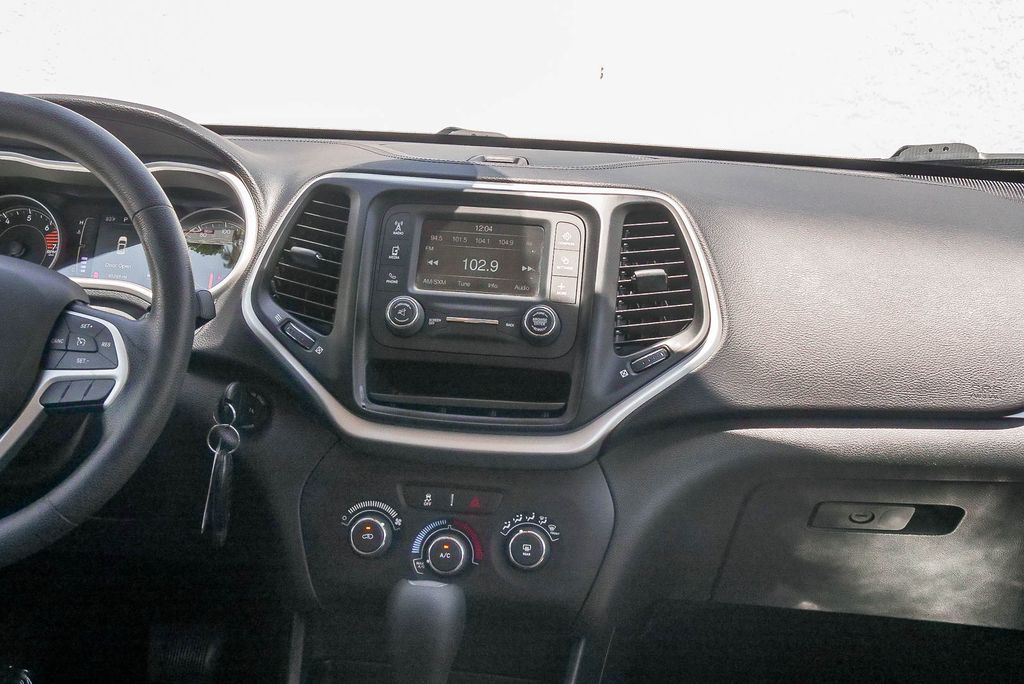 Thumbnail: 2016 Jeep Cherokee - 7