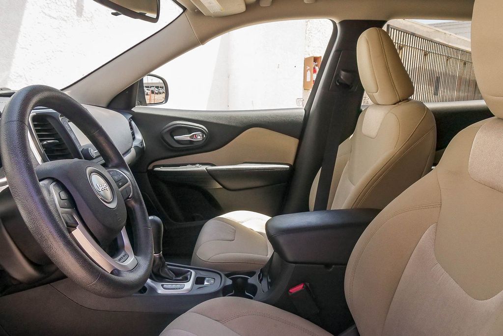 Thumbnail: 2016 Jeep Cherokee - 9