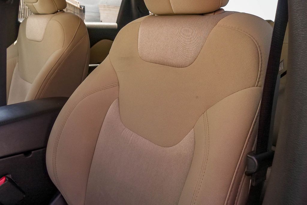 Thumbnail: 2016 Jeep Cherokee - 23