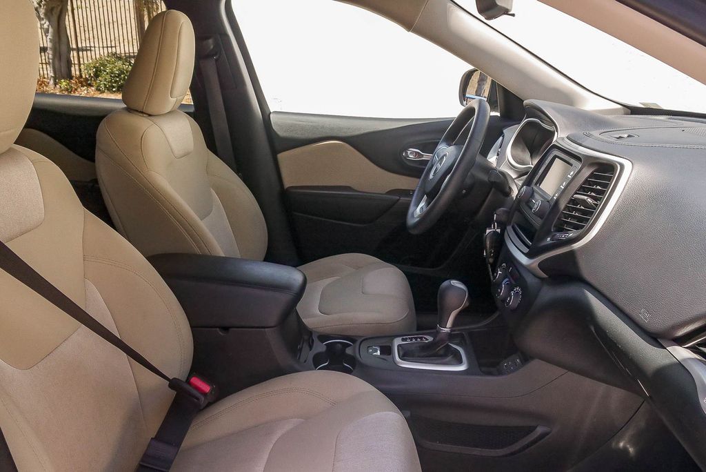 Thumbnail: 2016 Jeep Cherokee - 8