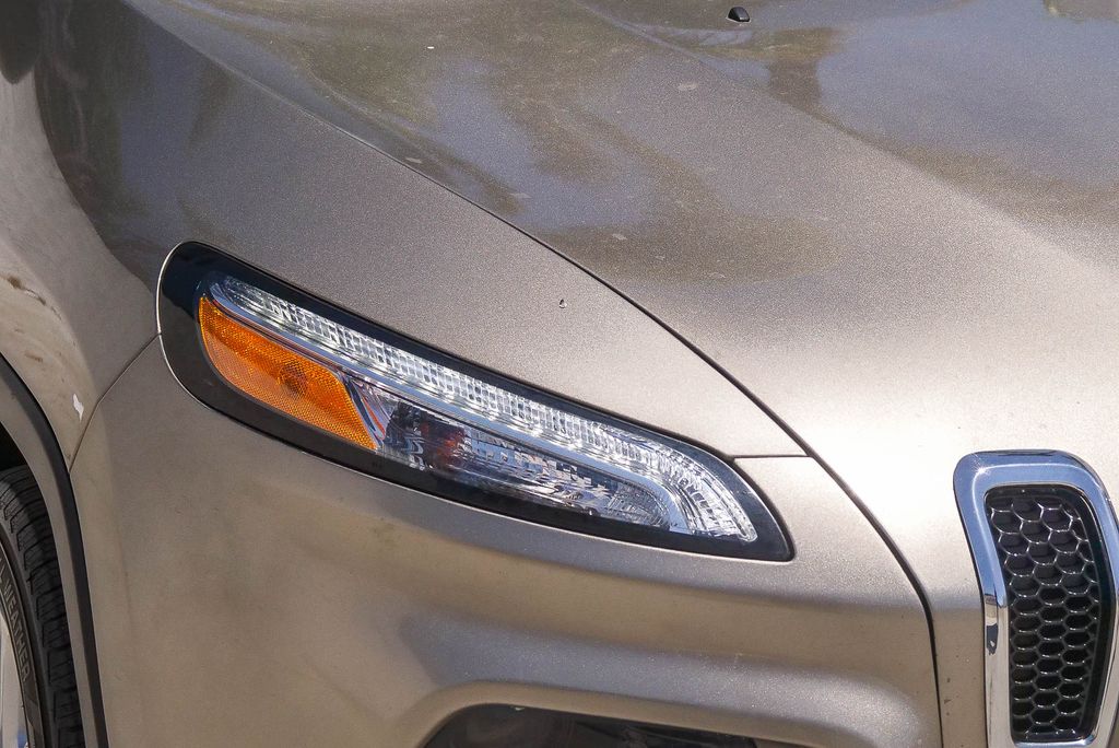 Thumbnail: 2016 Jeep Cherokee - 17