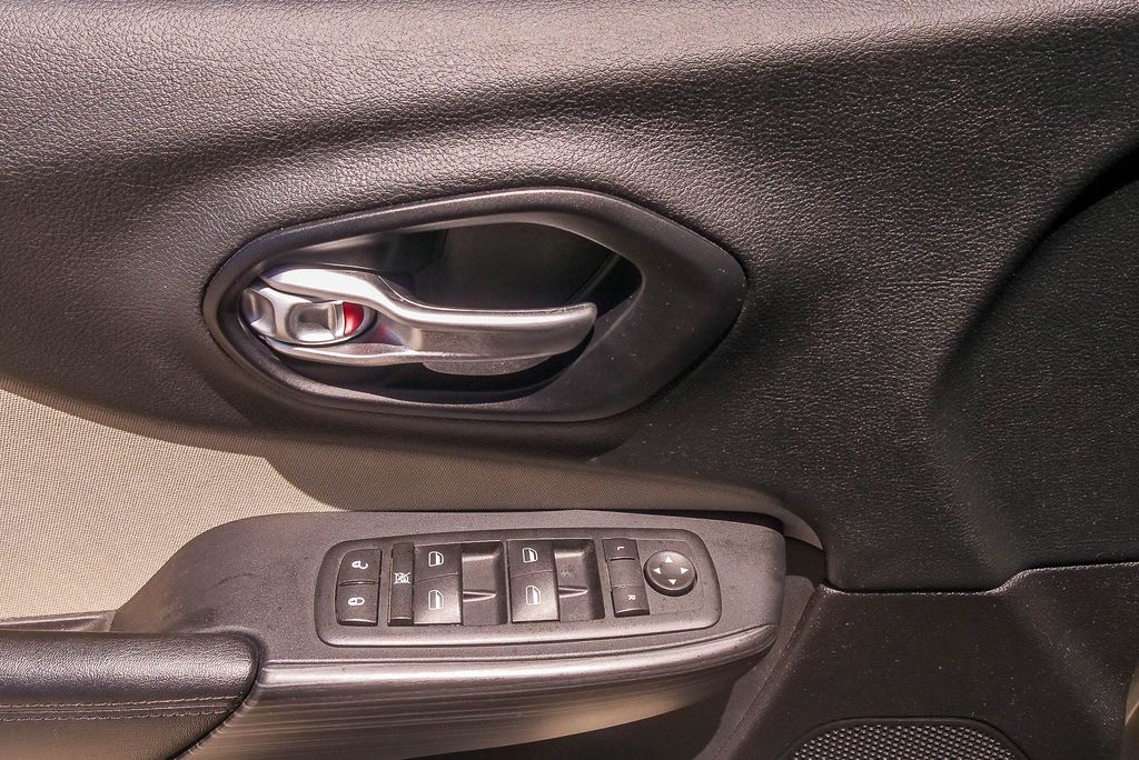 Thumbnail: 2016 Jeep Cherokee - 21