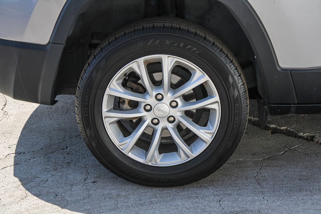 Thumbnail: 2020 Jeep Cherokee - 6