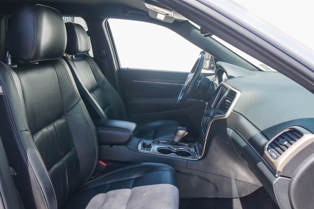 Thumbnail: 2016 Jeep Grand Cherokee - 9