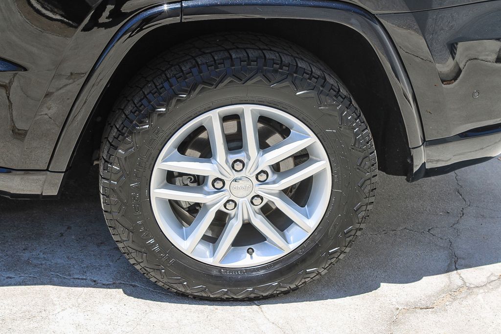 Thumbnail: 2017 Jeep Grand Cherokee - 17