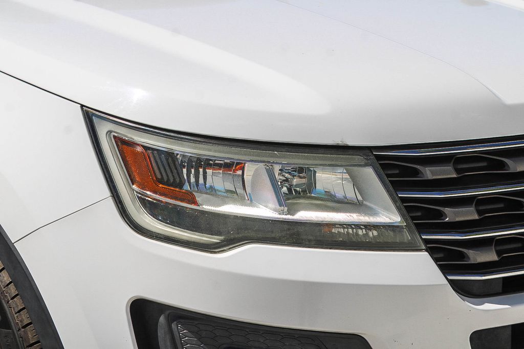 Thumbnail: 2016 Ford Explorer - 10
