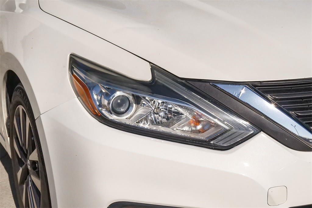 Thumbnail: 2017 Nissan Altima - 8