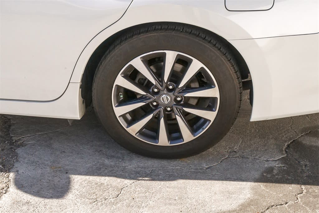 Thumbnail: 2017 Nissan Altima - 9