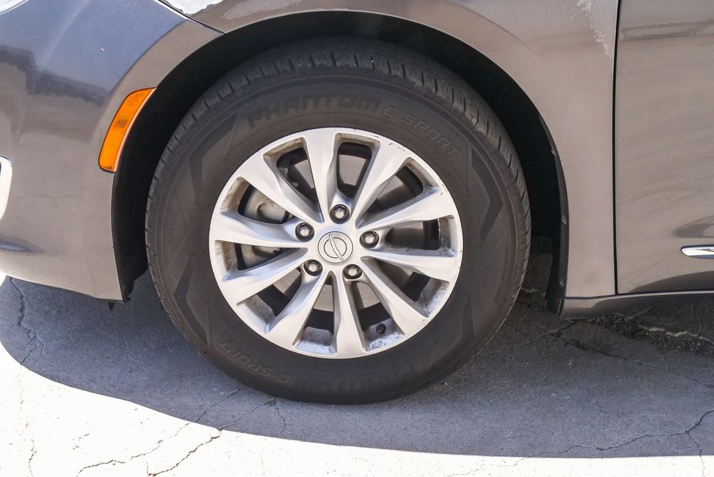 Thumbnail: 2019 Chrysler Pacifica - 6