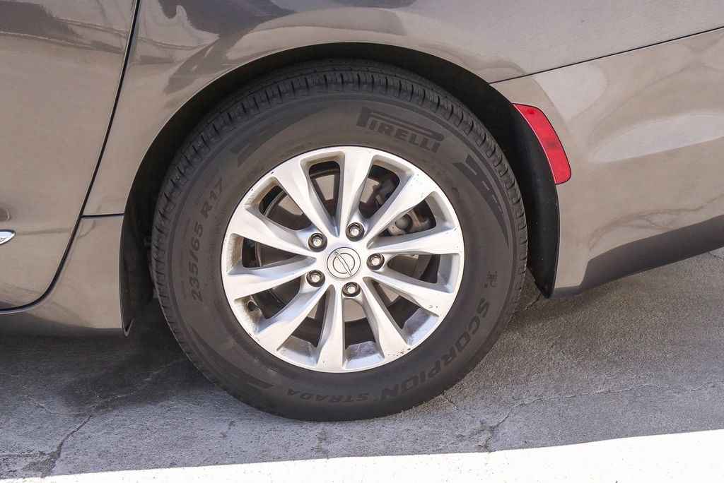 Thumbnail: 2019 Chrysler Pacifica - 9