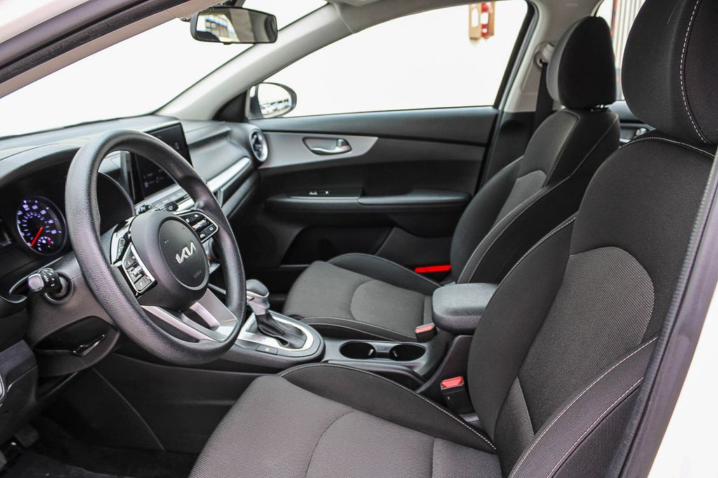 Thumbnail: 2023 Kia Forte - 9