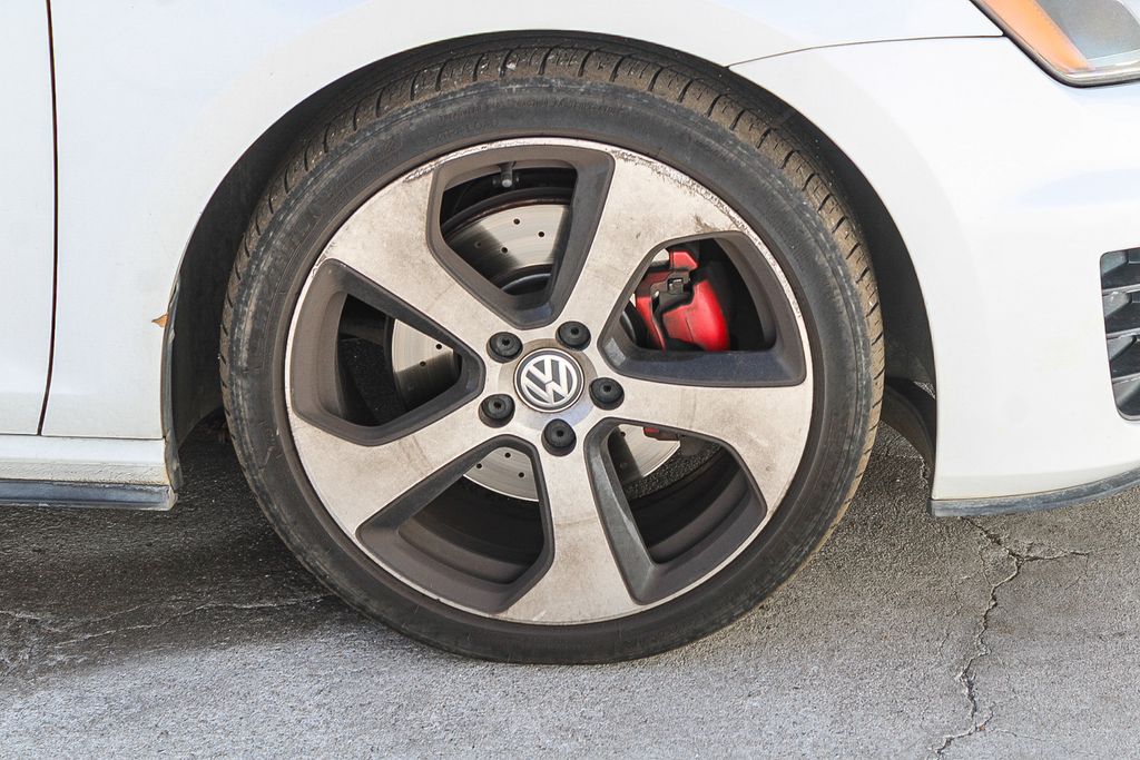 Thumbnail: 2017 Volkswagen Golf - 10