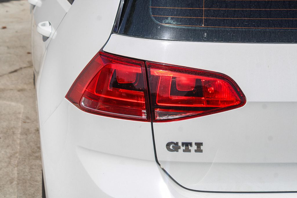 Thumbnail: 2017 Volkswagen Golf - 9