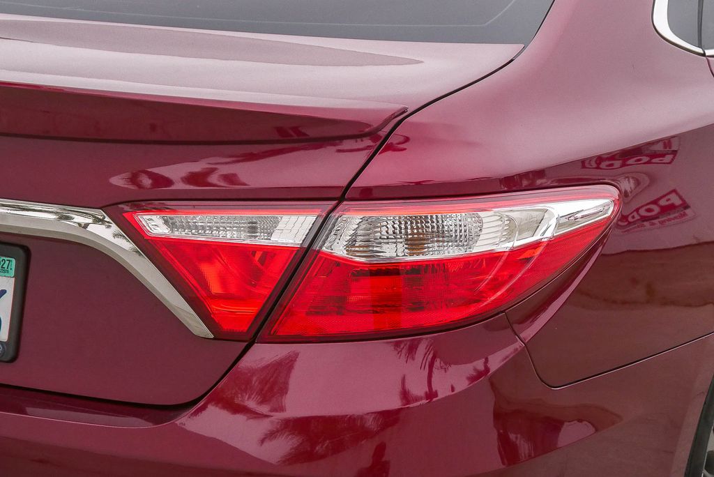 Thumbnail: 2016 Toyota Camry - 12