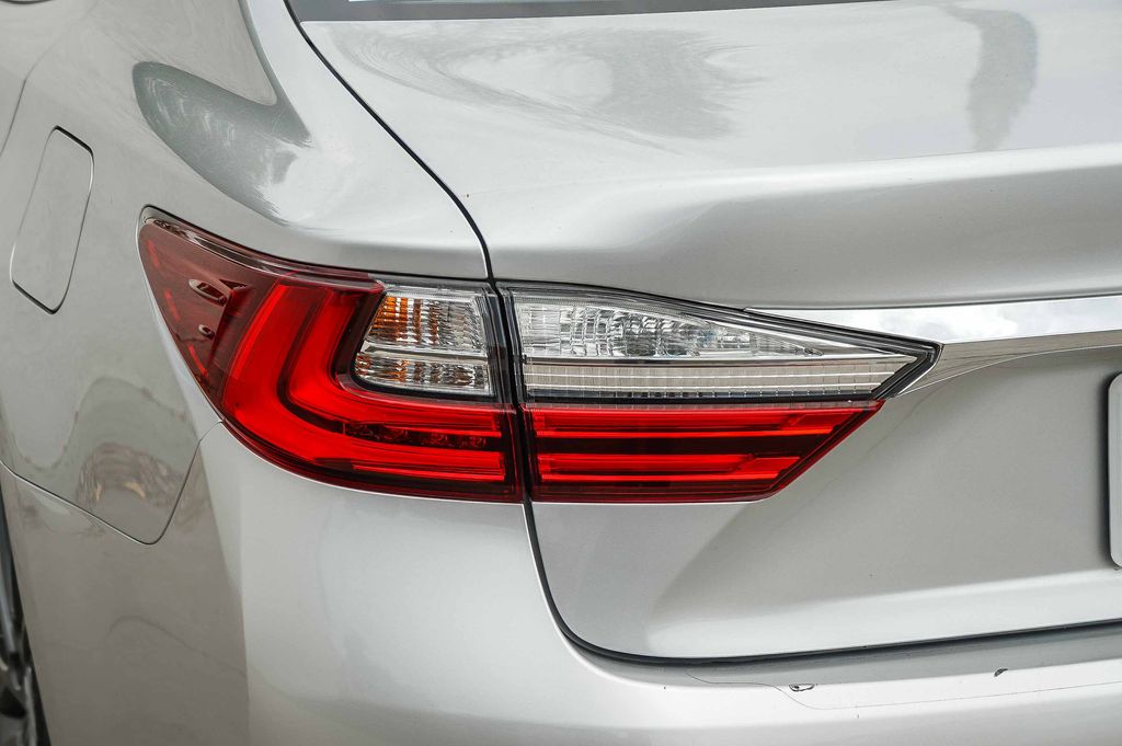 Thumbnail: 2018 Lexus ES - 10