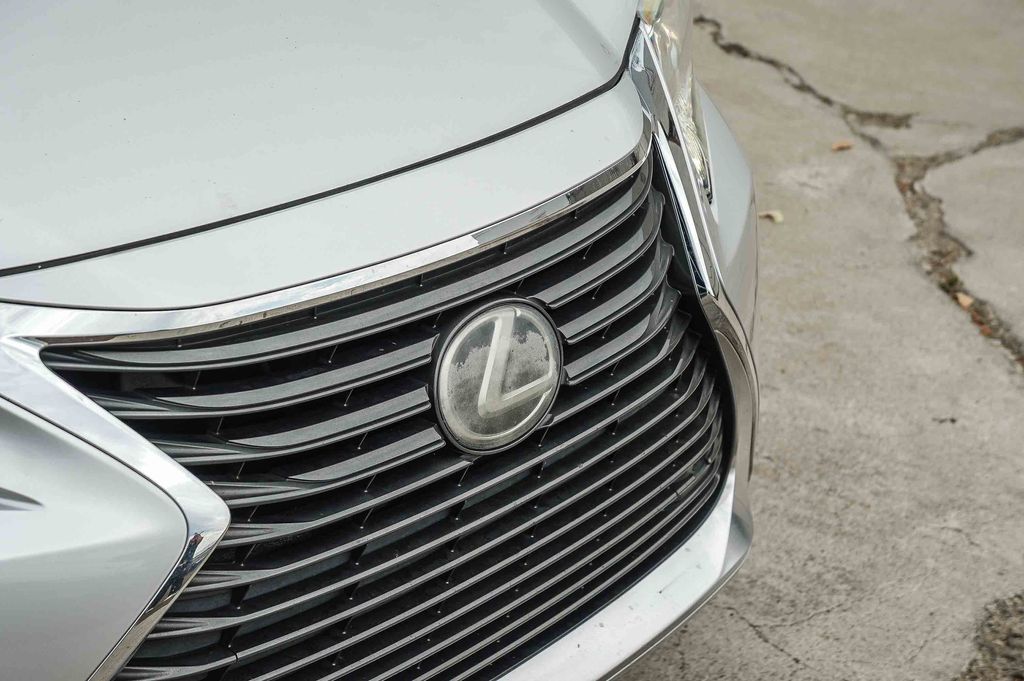 Thumbnail: 2018 Lexus ES - 8