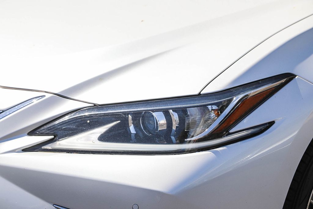 Thumbnail: 2021 Lexus ES - 9