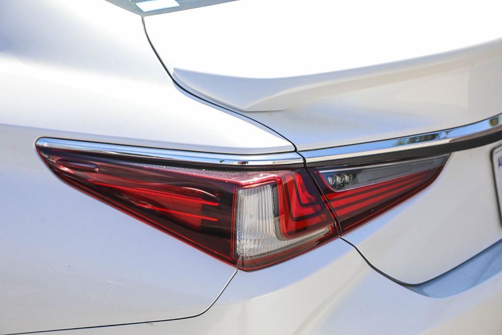 Thumbnail: 2021 Lexus ES - 11