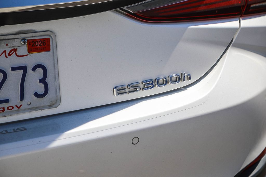 Thumbnail: 2021 Lexus ES - 5