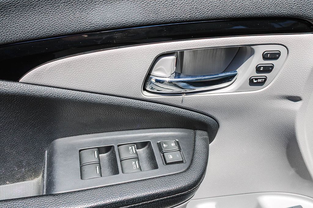 Thumbnail: 2018 Honda Pilot - 23