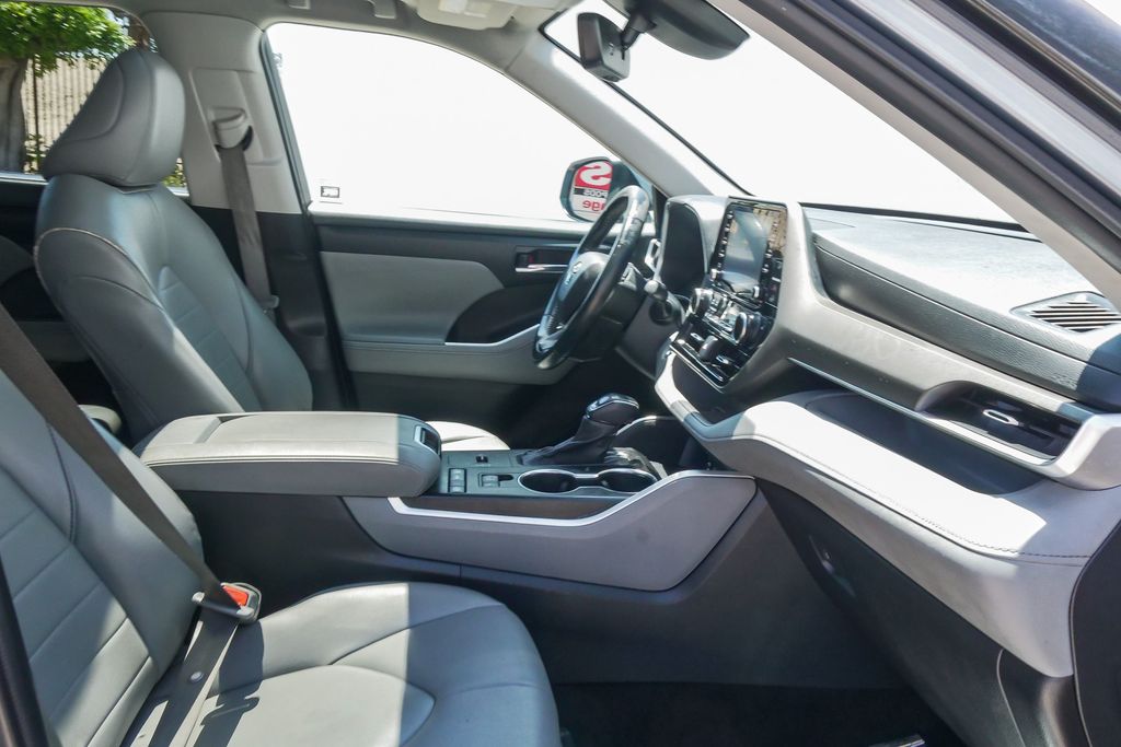 Thumbnail: 2022 Toyota Highlander - 8