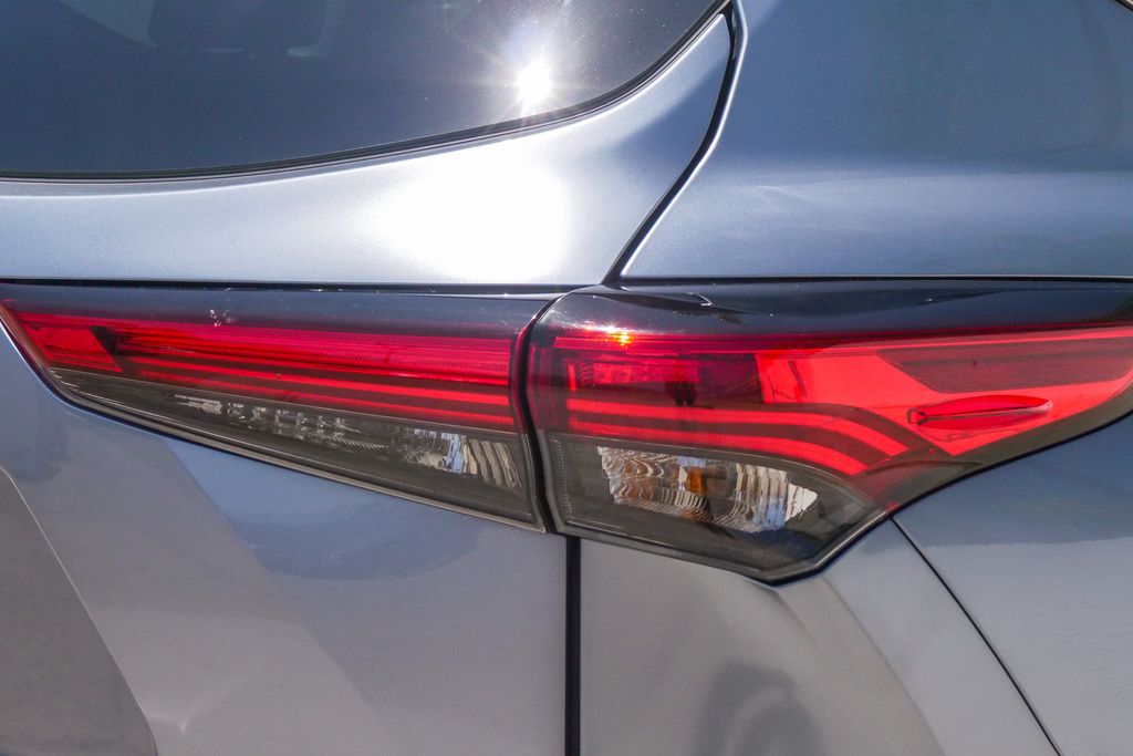 Thumbnail: 2022 Toyota Highlander - 17