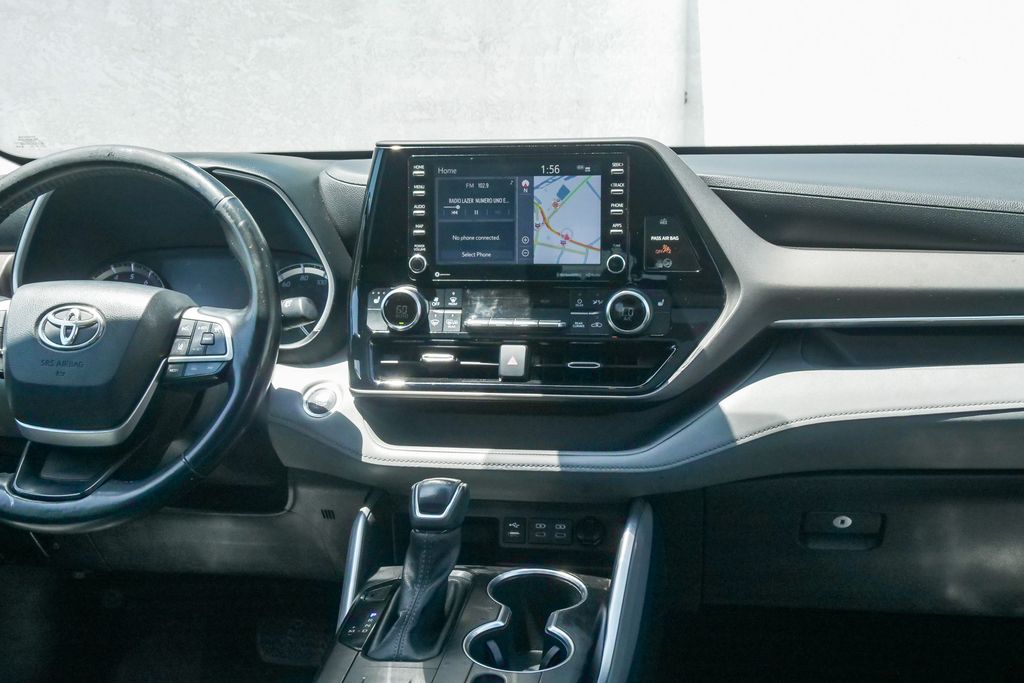 Thumbnail: 2022 Toyota Highlander - 7