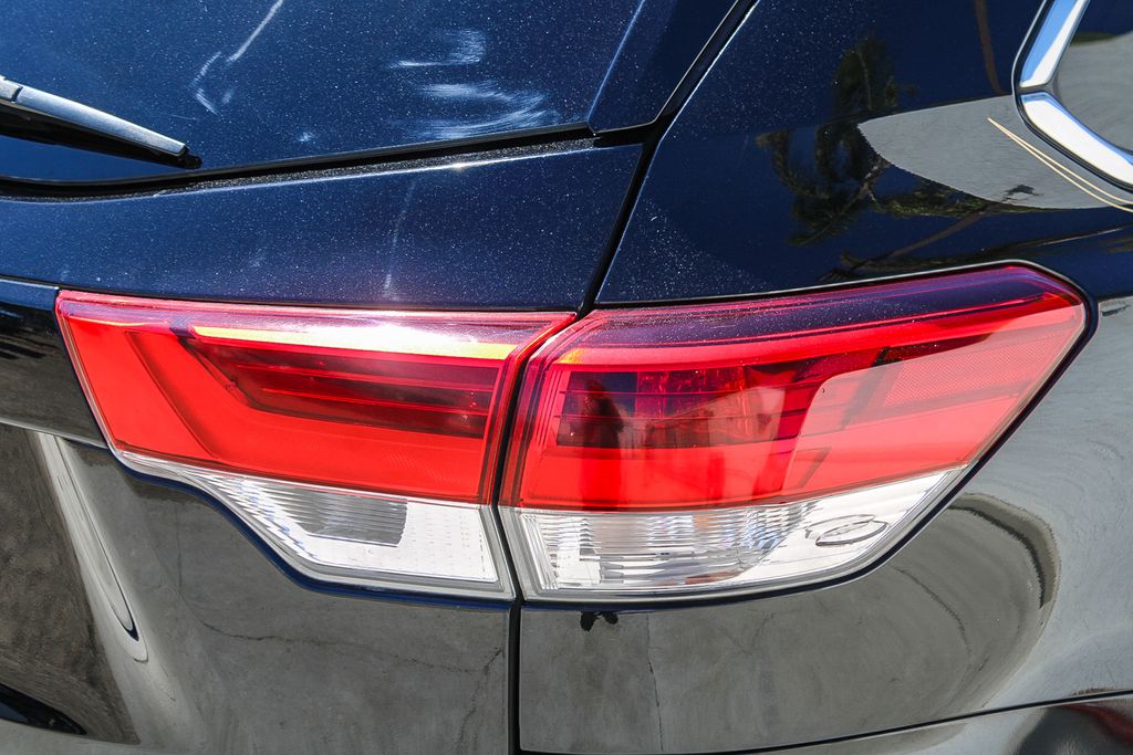Thumbnail: 2017 Toyota Highlander - 18