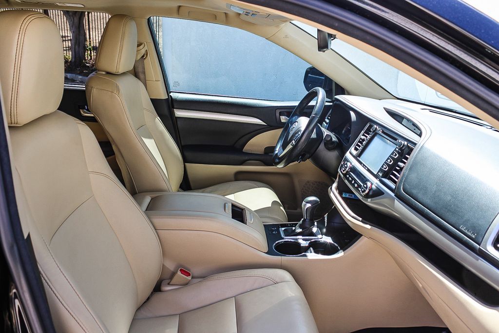 Thumbnail: 2017 Toyota Highlander - 8
