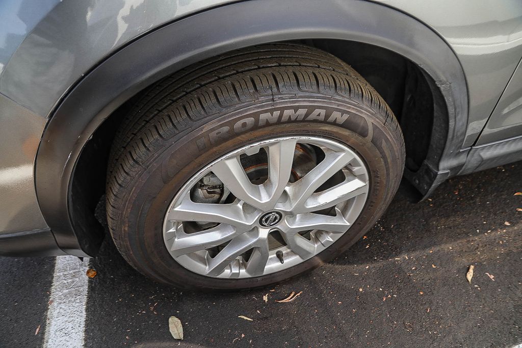 Thumbnail: 2021 Nissan Rogue Sport - 6