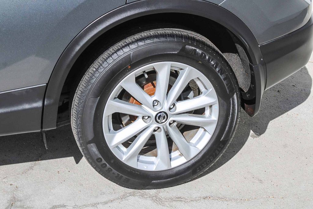 Thumbnail: 2018 Nissan Rogue Sport - 17