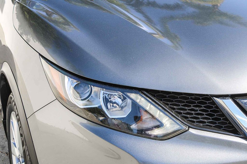 Thumbnail: 2018 Nissan Rogue Sport - 16