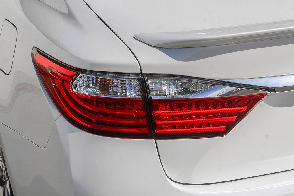 Thumbnail: 2013 Lexus ES - 9