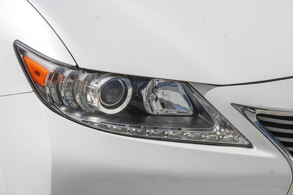 Thumbnail: 2013 Lexus ES - 11