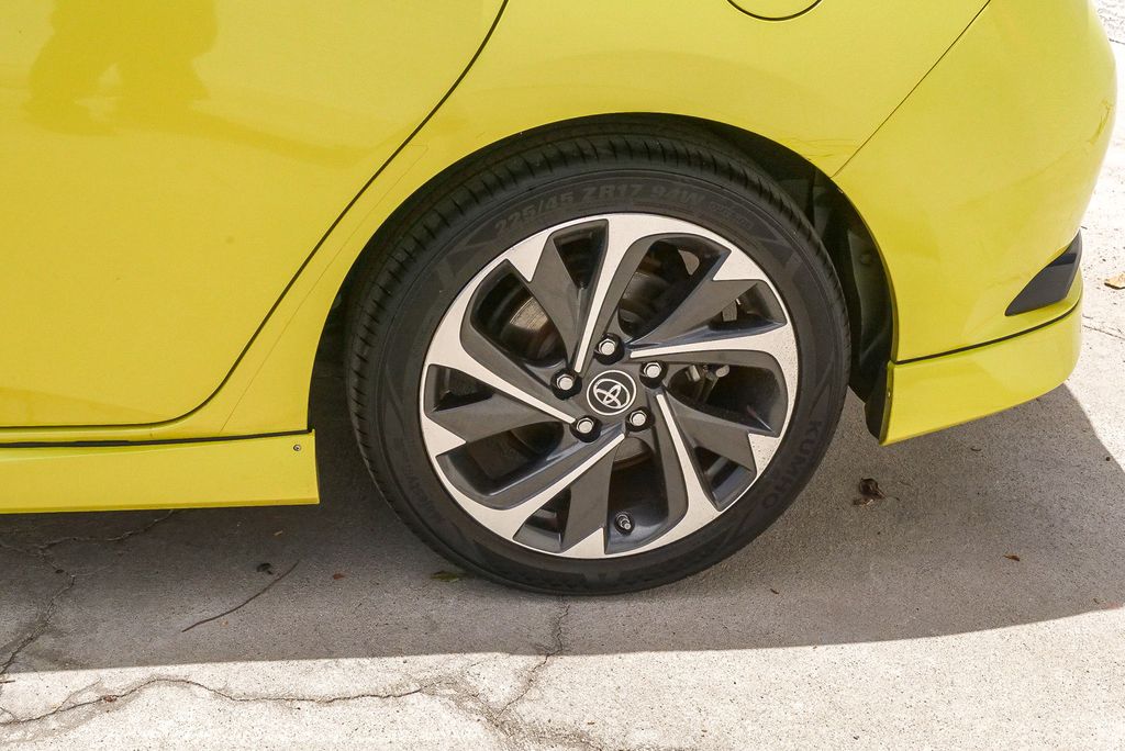 Thumbnail: 2017 Toyota Corolla iM - 18