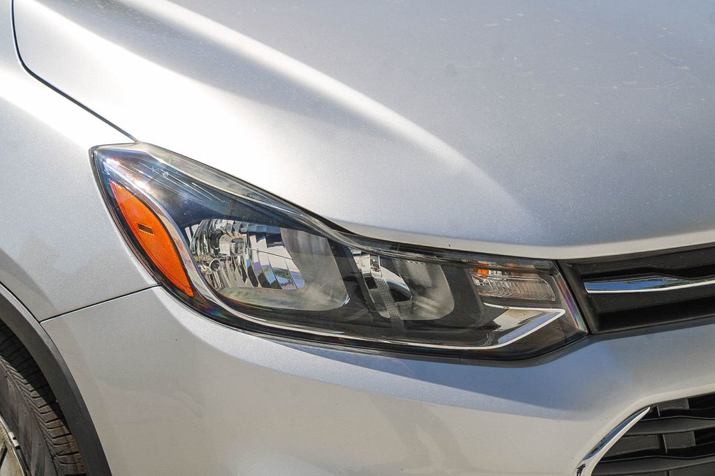 Thumbnail: 2018 Chevrolet Trax - 12
