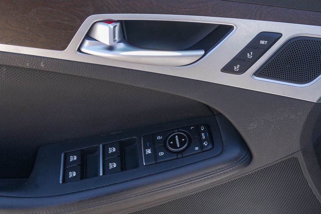 Thumbnail: 2015 Hyundai Genesis - 23