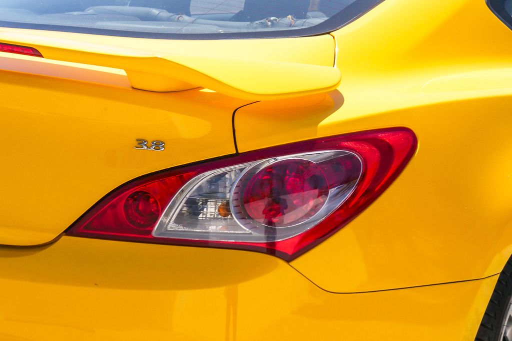 Thumbnail: 2010 Hyundai Genesis - 10